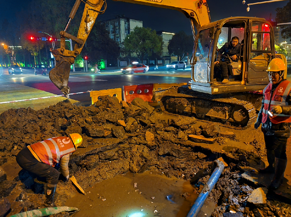 寒夜抢修保供水 连续奋战显担当